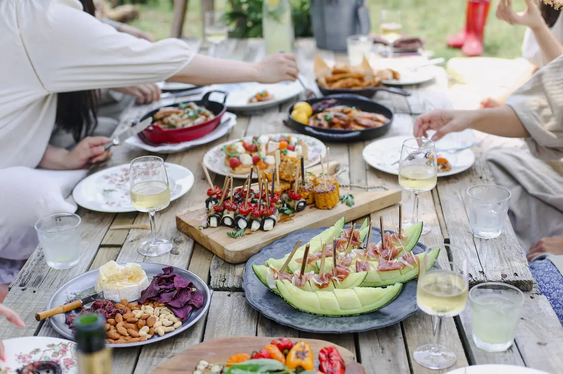 Tisch im Freien mit Grill auf dem Campingplatz Les Pres du Verdon