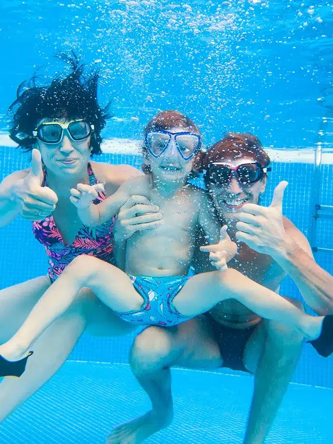 famille masque plongee dans une piscine