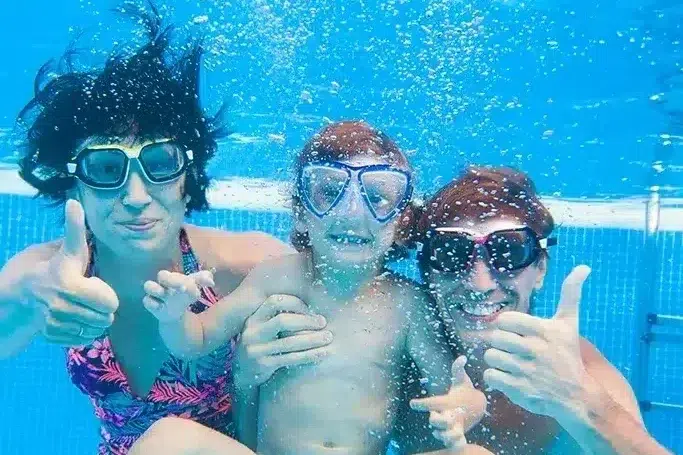 famille masque plongee dans une piscine